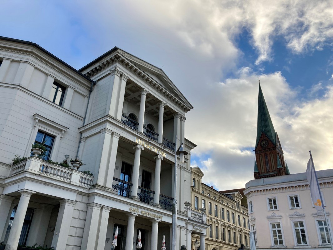 Gebäude der Kücken-Stiftung am Pfaffenteich in Schwerin. // © Stadtmarketing Gesellschaft Schwerin Gebäude der Kücken-Stiftung am Pfaffenteich in Schwerin. // © Stadtmarketing Gesellschaft Schwerin