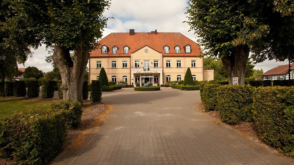 Allee zum Gutshaus, Gutshof Sparow, © Michael Frahm Allee zum Gutshaus, Gutshof Sparow, © Michael Frahm