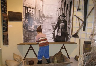 In der Ausstellung nicht zu übersehen: Eine Installation zum Thema Hochwasser. // © Heimatmuseum In der Ausstellung nicht zu übersehen: Eine Installation zum Thema Hochwasser. // © Heimatmuseum