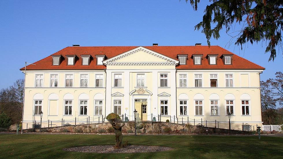 Das Seeschloss Schorssow liegt im Herzen der Mecklenburgischen Schweiz // © Ulrich Krüger, Schwerin Plus Touristik Service GmbH Das Seeschloss Schorssow liegt im Herzen der Mecklenburgischen Schweiz // © Ulrich Krüger, Schwerin Plus Touristik Service GmbH