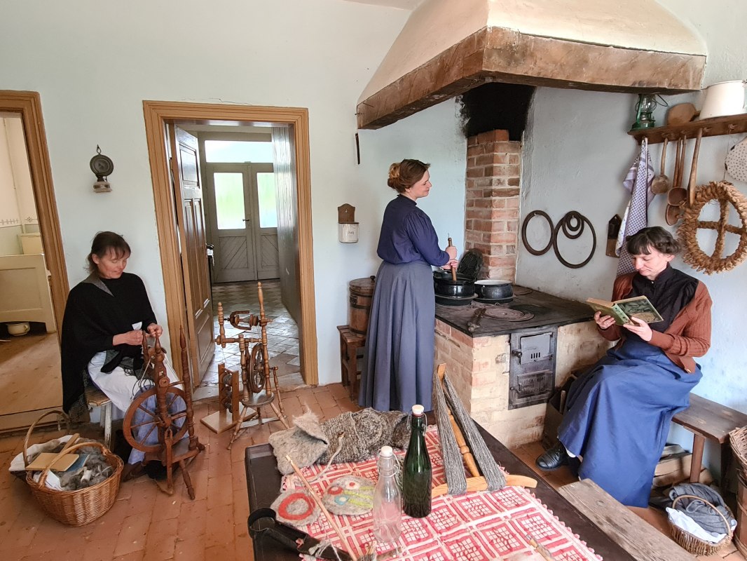 Anna, Jenny und Ute zeigen allt&auml;gliche Haus- und Hofarbeiten aus der Zeit um 1900 // &copy; Fred-Ingo Pahl
