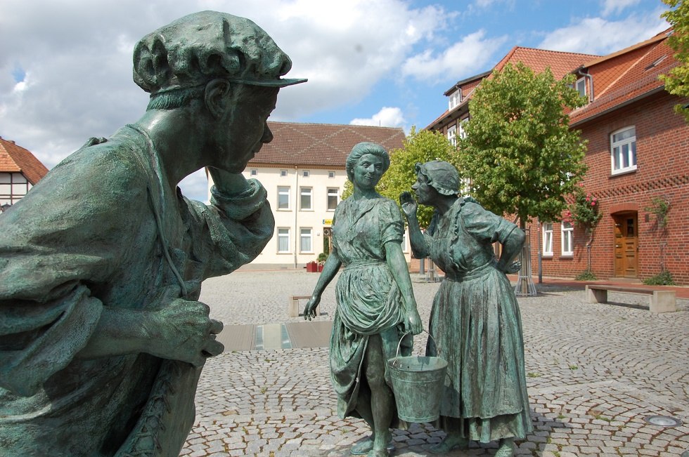 Die Szene zeigt Fru Püttelkow bei ihrer Lieblingsbeschäftigung. // © Gabriele Skorupski Die Szene zeigt Fru Püttelkow bei ihrer Lieblingsbeschäftigung. // © Gabriele Skorupski