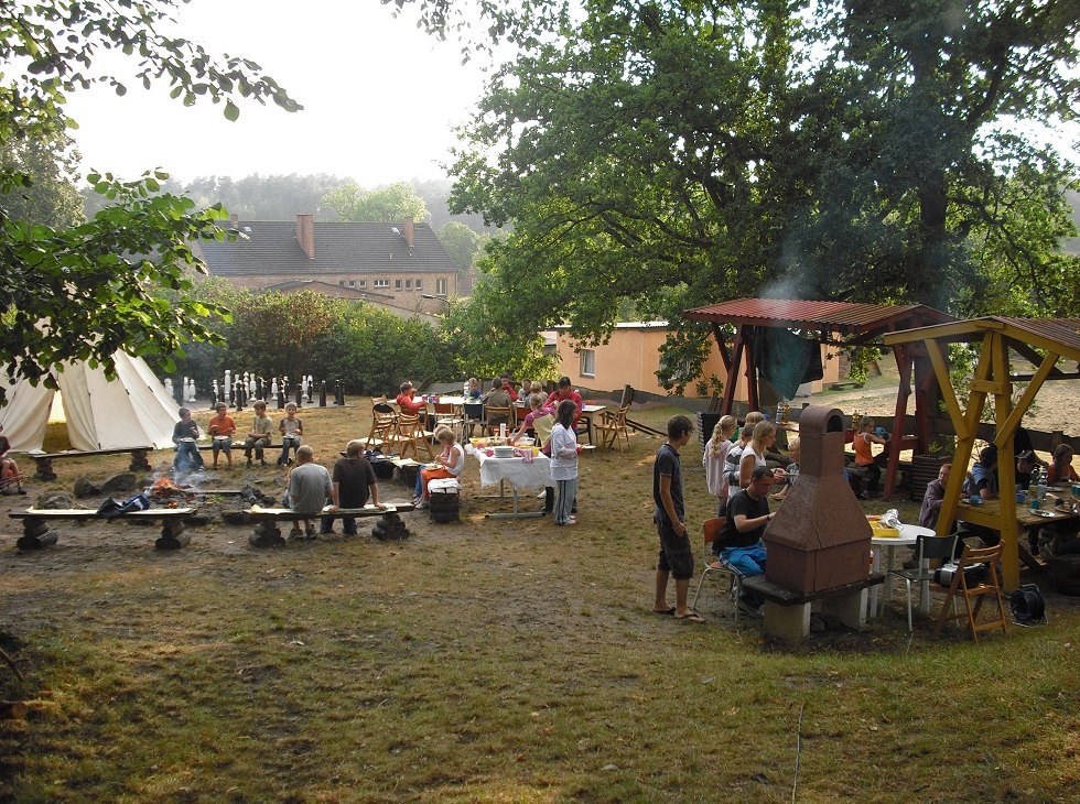 Gemeinsames Abendessen auf dem Grillplatz., © Zebef e.V.