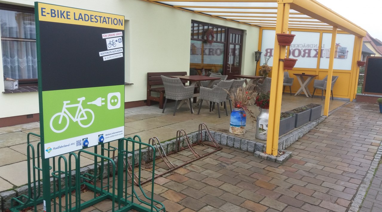E-Bike Ladestation an der Landb&auml;ckerei Kr&ouml;ger // &copy; Tourismusverein Vogelparkregion Recknitztal e.V.