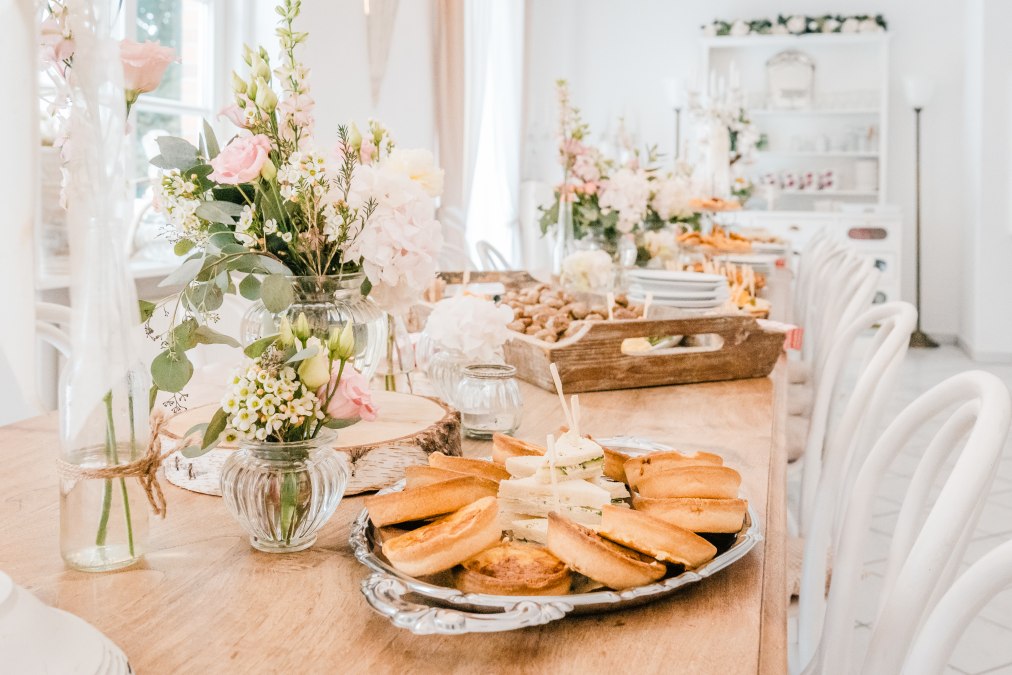 Ein herzlicher Hochzeitsempfang mit kleinen Leckereien, &copy; Gutshaus Krimvitz / Mirko Boy
