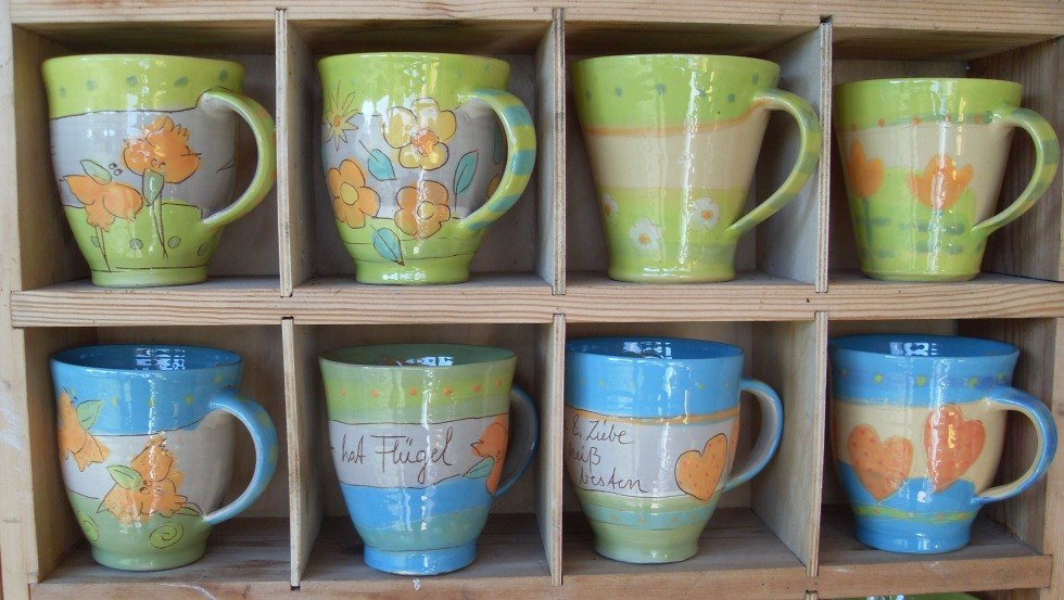 Eine besondere Geschenkidee: Bunt-fr&ouml;hliches Gute-Laune-Geschirr // &copy; T&ouml;pferei Blue Mango