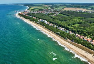 K&uuml;hlungsborn und seine idealen Surfreviere aus der Luft // &copy; Touristik-Service-K&uuml;hlungsborn GmbH