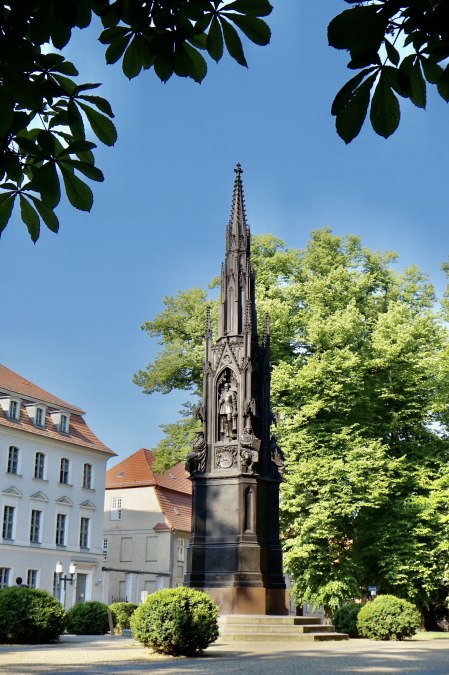 Het Rubenow Monument staat op de Rubenowplatz voor het hoofdgebouw van de universiteit van Greifswald., © Gudrun Koch Het Rubenow Monument staat op de Rubenowplatz voor het hoofdgebouw van de universiteit van Greifswald., © Gudrun Koch