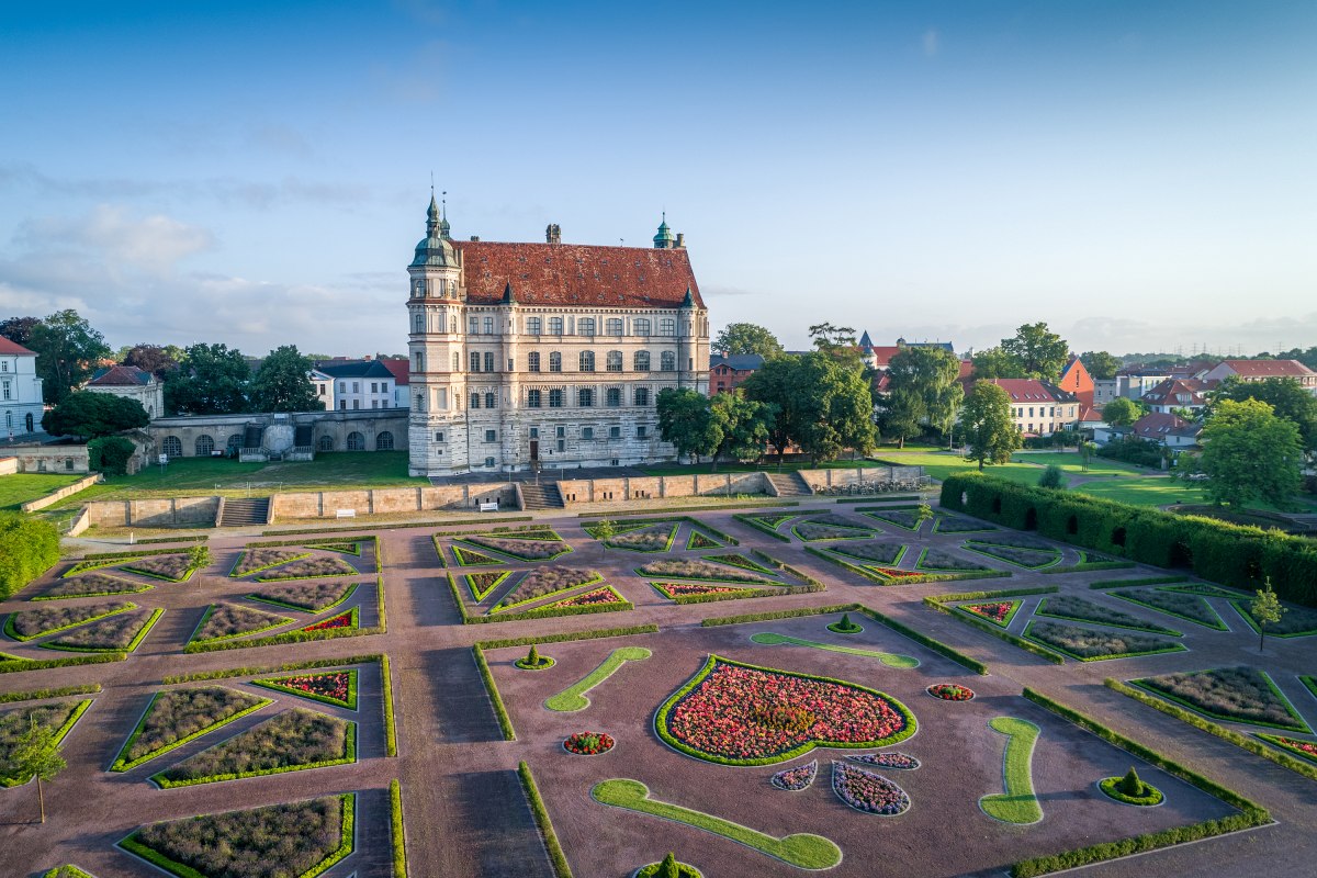 Schloss und Schlossgarten G&uuml;strow // &copy; SSGK MV / Funkhaus Creative