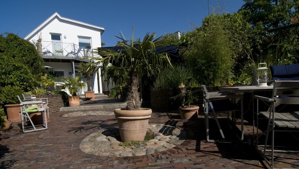 Der idyllische Garten l&auml;dt zum verweilen ein // &copy; T. Eden