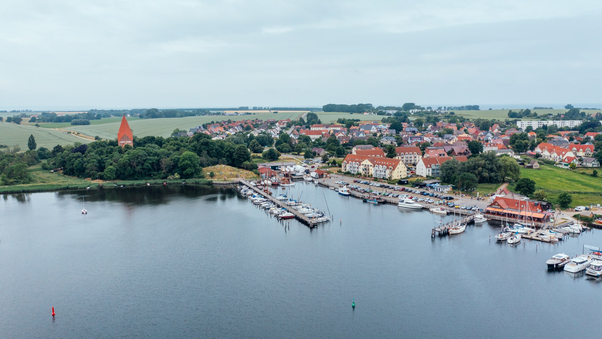 Haven van Kirchdorf op het eiland Poel vanuit de lucht // Claudia heeft er altijd van gedroomd om aan zee te wonen - en vindt hier vaak volop fotomomenten. // © MV-T/Gänsicke Haven van Kirchdorf op het eiland Poel vanuit de lucht