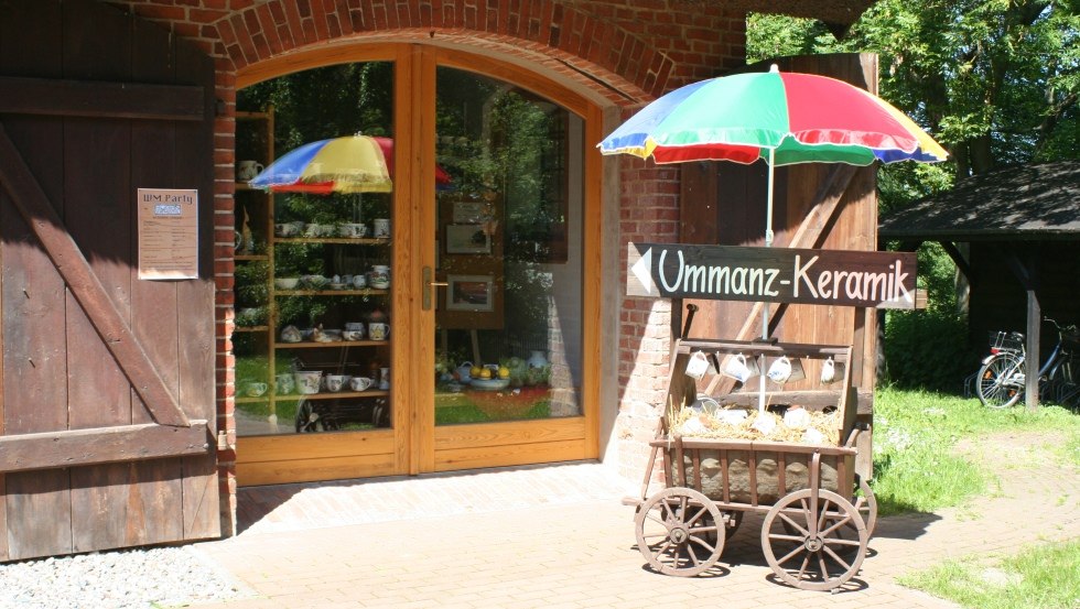 Der mit Keramik beladene Handwagen weist den Weg zum Laden der Töpferei // © Ummanz-Keramik/Schmorell Der mit Keramik beladene Handwagen weist den Weg zum Laden der Töpferei // © Ummanz-Keramik/Schmorell