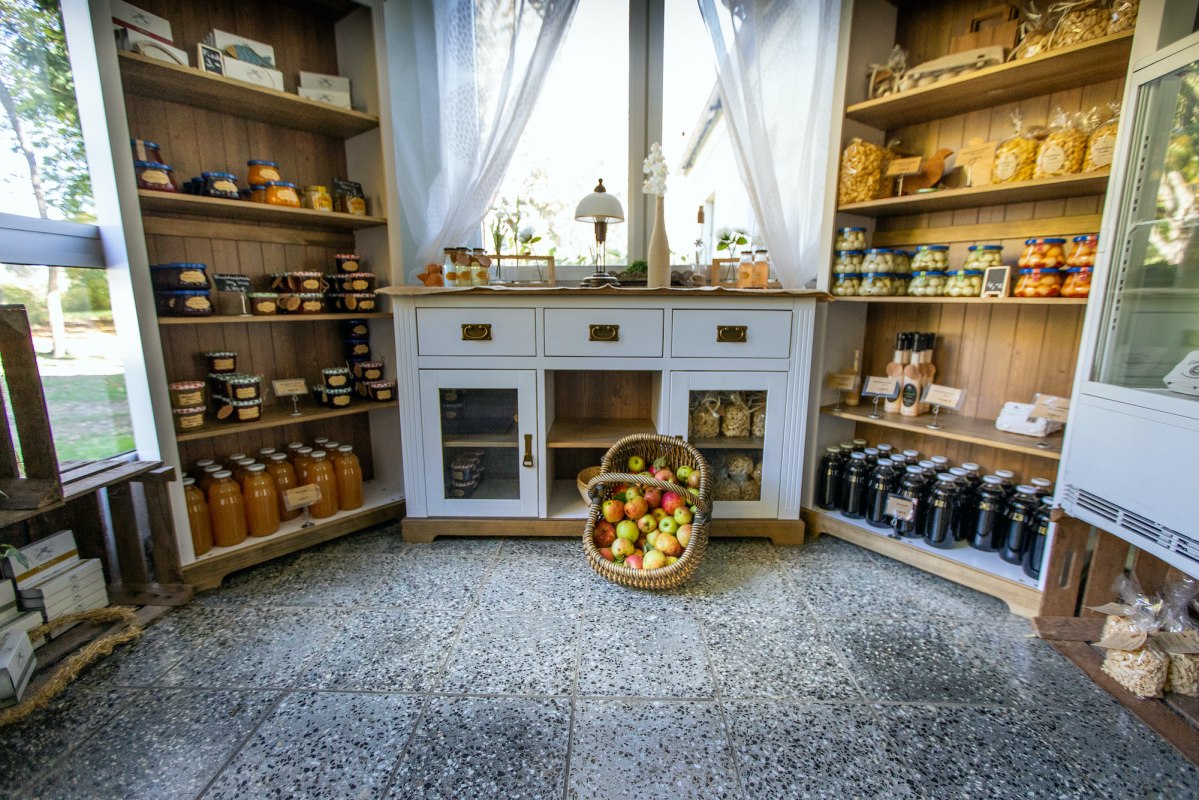 Hofladen mit regionalen Produkten // &copy; Florian Foest