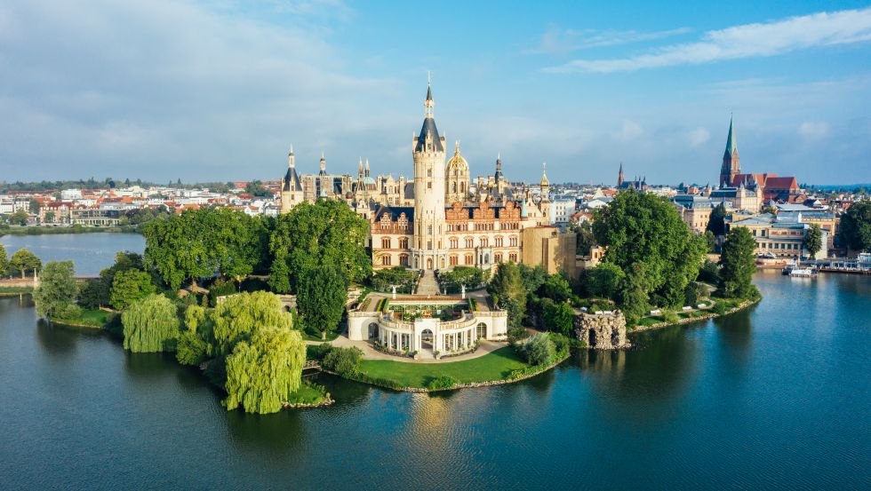 Das Schweriner Schloss tront als Wahrzeichen über die Landeshauptstadt Schwerin // © MV-T/Gänsicke Das Schweriner Schloss tront als Wahrzeichen über die Landeshauptstadt Schwerin // © MV-T/Gänsicke
