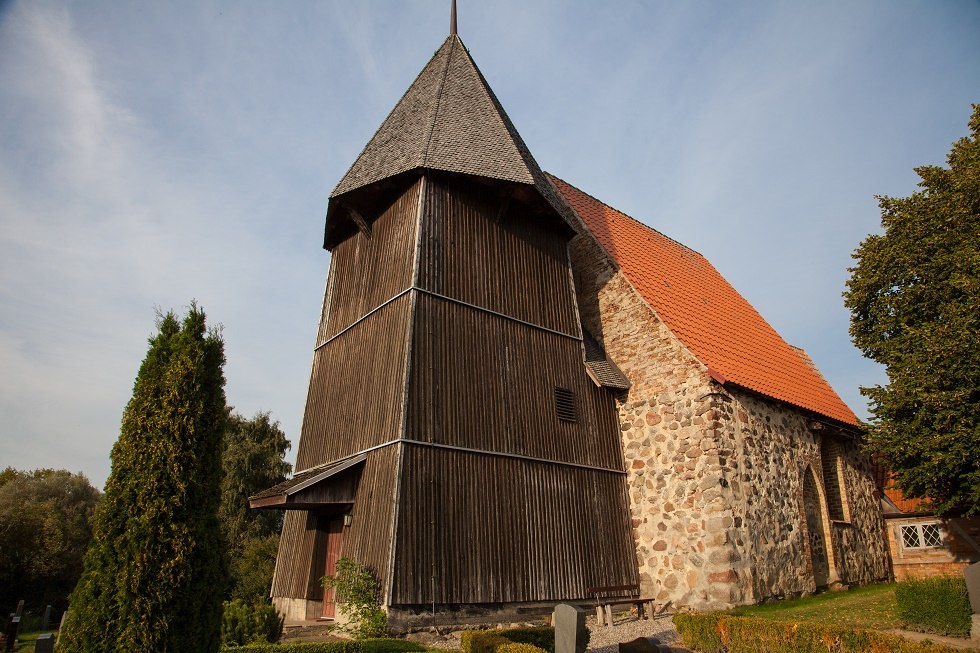 Kirche seitlich von der Südseite // © Frank Burger Kirche seitlich von der Südseite // © Frank Burger