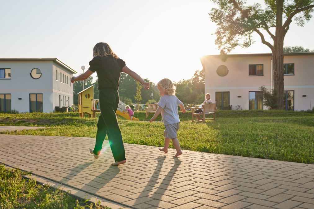 Sei-Gast-2026_Familienresort-Usedom_&Uuml;bernachtung-Maisonette-Suite_Trassenheide_C_SEETELHOTLES (3), &copy; SEETELHOTEL