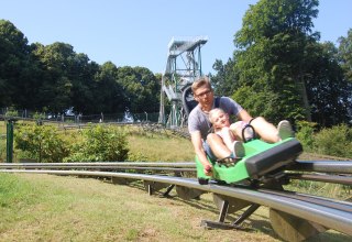 Inselrodelbahn mit Rutschenturm // © Paul Dehn Inselrodelbahn mit Rutschenturm // © Paul Dehn