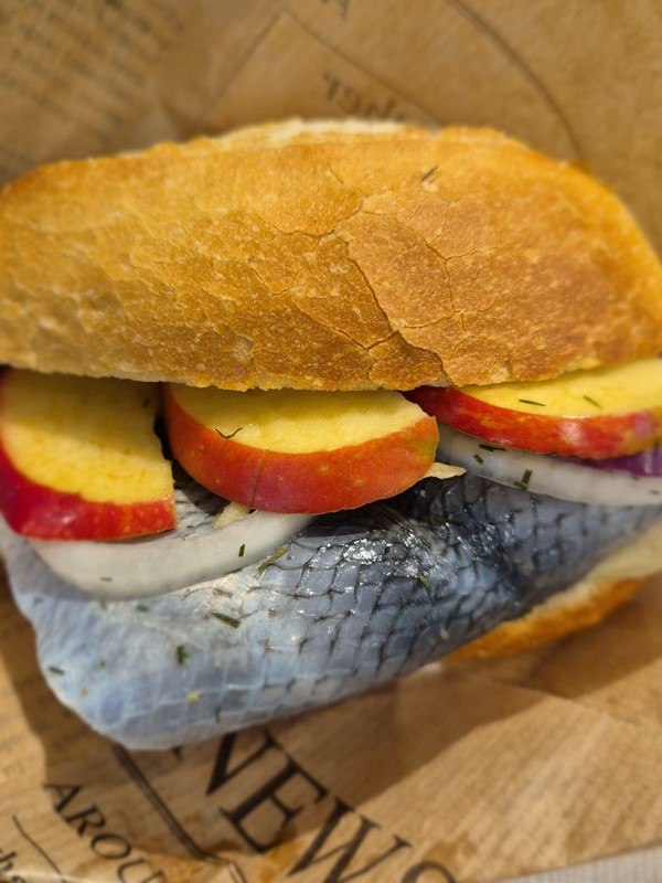 Frisches Fischbr&ouml;tchen bei Sch&ouml;nis Fischwaren & Seemannskost in Bergen auf R&uuml;gen // &copy; Sch&ouml;nis Fischwaren & Seemannskost