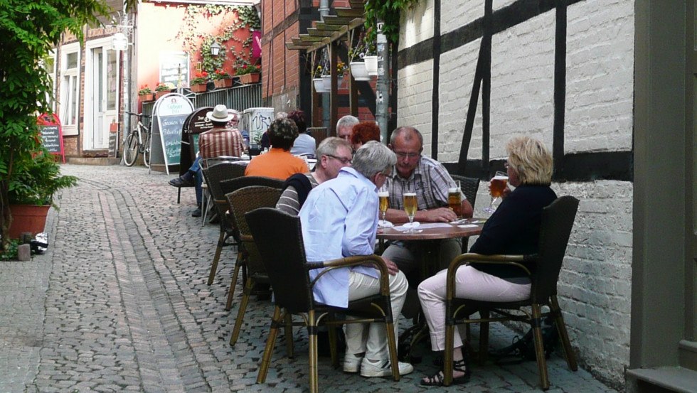 Der Biergarten der "Guten Quelle" liegt gemütlich in einer der engen Gassen von Schwerin, © Gasthof zur Guten Quelle