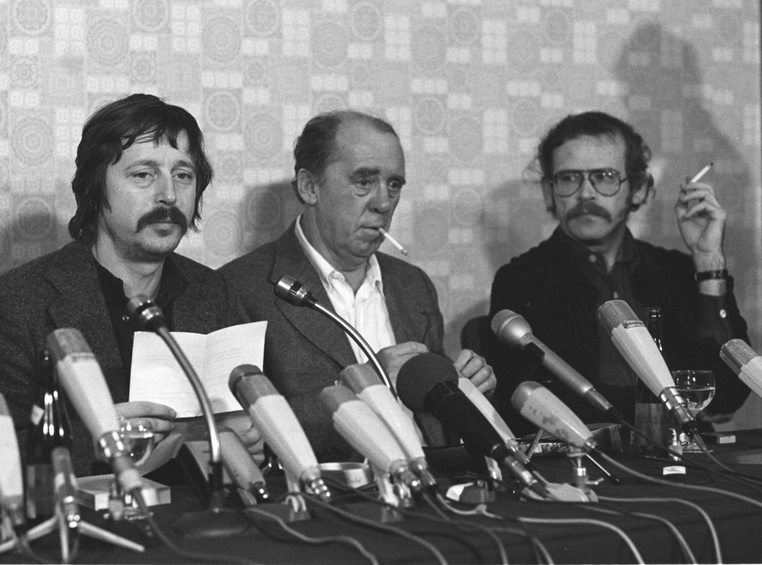Liedermacher Biermann gibt bei einer Pressekonferenz eine Stellungnahme zu seiner Ausbürgerung ab // © Bundesarchiv, B 145 Bild-00013889 / Fotograf: Lothar Schaack Liedermacher Biermann gibt bei einer Pressekonferenz eine Stellungnahme zu seiner Ausbürgerung ab // © Bundesarchiv, B 145 Bild-00013889 / Fotograf: Lothar Schaack