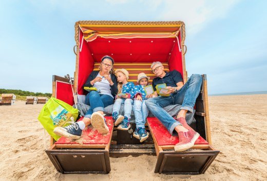 Mit den Großeltern im Strandkorb kuscheln, eine Sandburg bauen oder für Urlaubsfotos pausieren - ein Tag am Strand mit den Großeltern., © TMV/Tiemann
