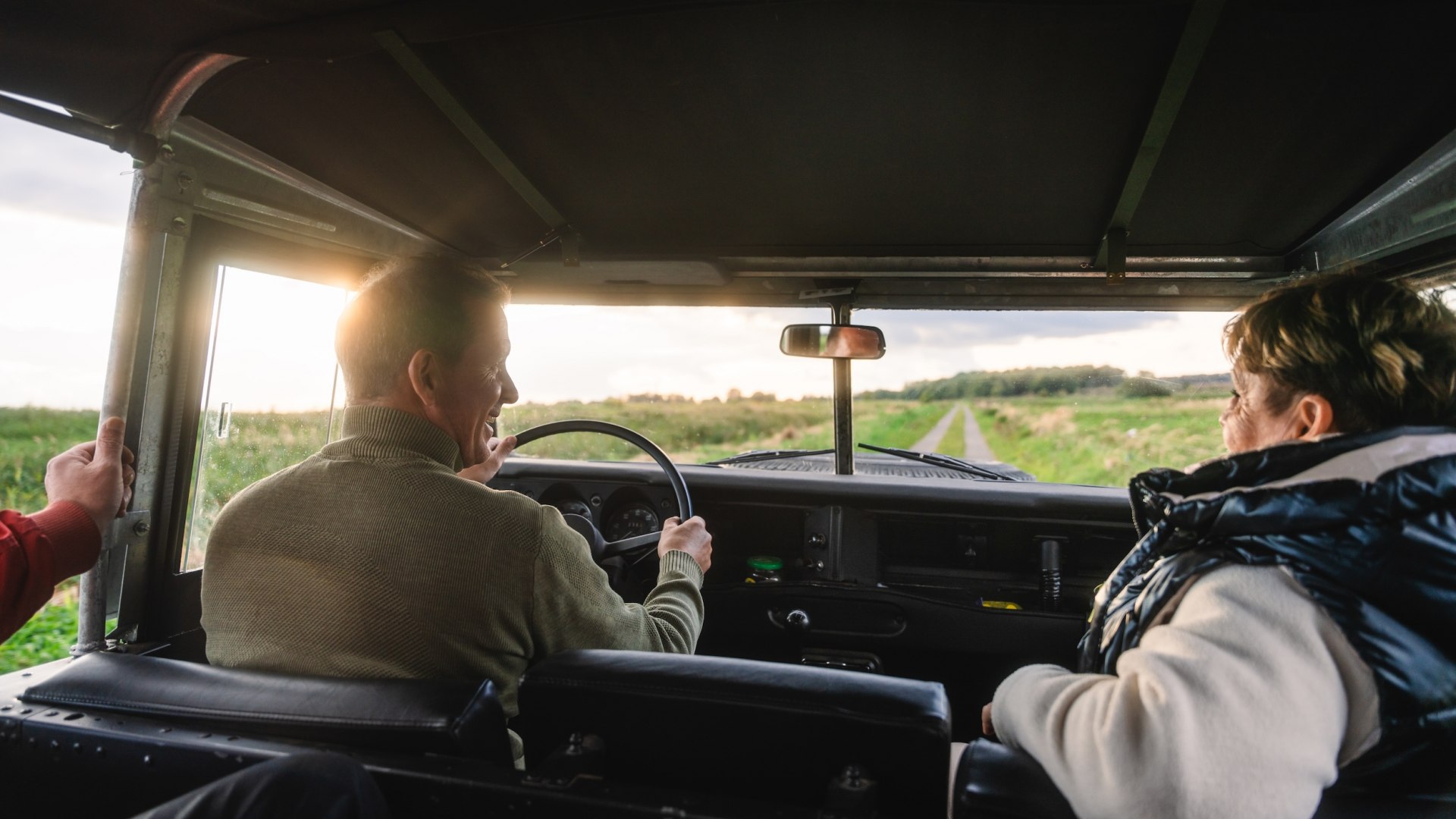 Gunnar Fiedler liebt es, G&auml;sten die unbekannten Seiten Usedoms abseits der K&uuml;ste zu zeigen. Bei der Insel-Safari cruist man mit einem Land Rover entlang der Felder und W&auml;lder &ndash; und lernt dabei ganz nebenbei eine Menge &uuml;ber die Natur und das Leben auf der Insel. // &copy; MV-T/Gross