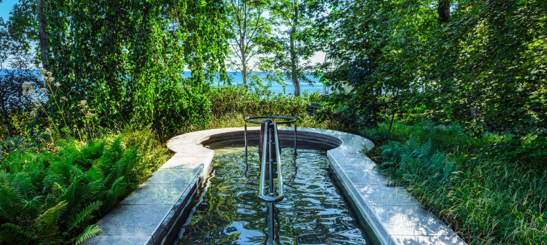 Wunderbares Wassertreten: In diesem Kneippbecken mit Meerblick in Göhren auf Rügen entspannt auch das Auge mit. // © MV-T/Tiemann Wunderbares Wassertreten: In diesem Kneippbecken mit Meerblick in Göhren auf Rügen entspannt auch das Auge mit. // © MV-T/Tiemann