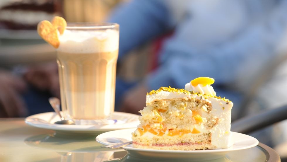 Latte Macchiato und Holunderblütensekttorte // © MV-T/Foto@Andreas-Duerst.de Latte Macchiato und Holunderblütensekttorte // © MV-T/Foto@Andreas-Duerst.de