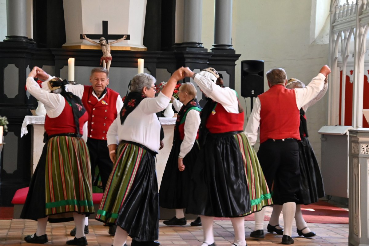 Auftritt der Volkstanzgruppe nach der Andacht in der St.-Thoas-Kirche Damshagen. // © Sabrina Lampe Auftritt der Volkstanzgruppe nach der Andacht in der St.-Thoas-Kirche Damshagen. // © Sabrina Lampe