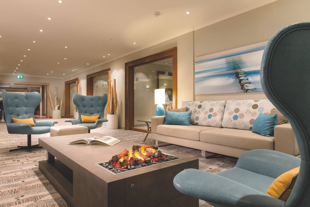 Die Lounge mit Kamin im Hotel Bernstein Prerow, © VELA Prerow GmbH Die Lounge mit Kamin im Hotel Bernstein Prerow, © VELA Prerow GmbH