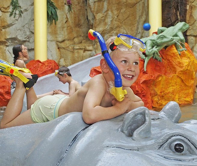 Wassergarten mit Wasserfall, Minirutsche, wasserspeienden Tieren // &copy; Mandy Knuth