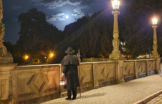 Nachtwächter auf der Brücke mit Blickrichtung zum Schloss bei Nacht., © Michael Kratt Nachtwächter auf der Brücke mit Blickrichtung zum Schloss bei Nacht., © Michael Kratt