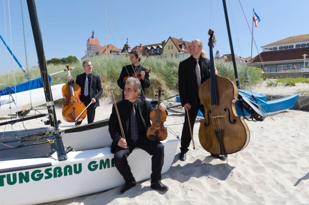 Bartosz Chrzescijanek, Ovidius David, Ekkehardt Walther, Michael Brzoska, © https://www.kunsthalle-kuehlungsborn.de/event/rossini-strings-2025/ Bartosz Chrzescijanek, Ovidius David, Ekkehardt Walther, Michael Brzoska, © https://www.kunsthalle-kuehlungsborn.de/event/rossini-strings-2025/