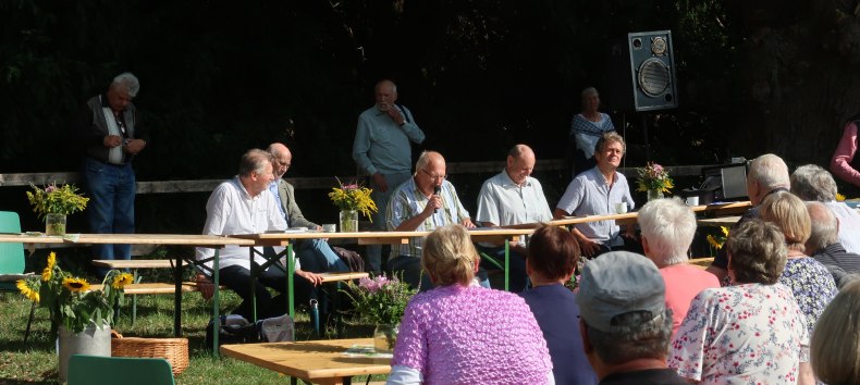 sehr viel Anklang fand der Nachmittag mit Musik und Lesungen, besonders im Niederdeutschen, bei allen Anwesenden. Selbst bei nicht- plattdeutschen Besuchern. // © Norbert Schröder sehr viel Anklang fand der Nachmittag mit Musik und Lesungen, besonders im Niederdeutschen, bei allen Anwesenden. Selbst bei nicht- plattdeutschen Besuchern. // © Norbert Schröder
