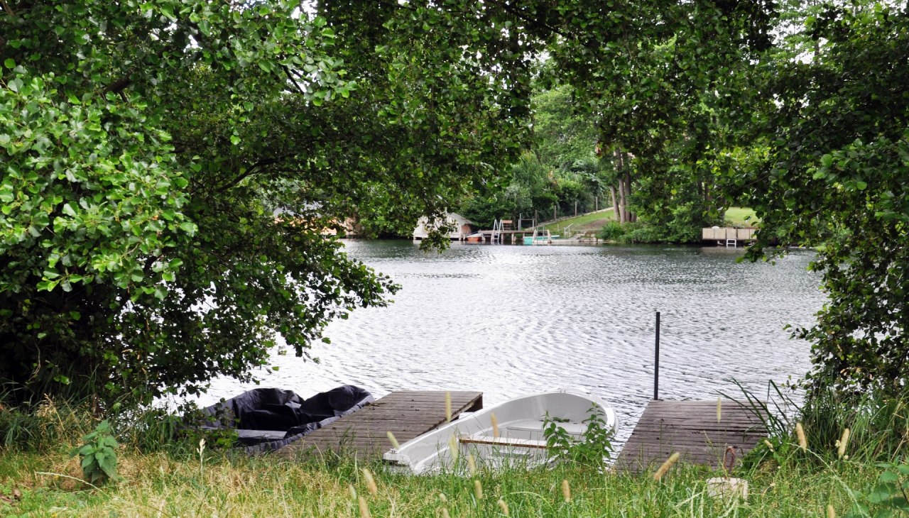 Der hauseigene Bade- und Bootssteg in 100 Meter Entfernung, © zoneEINZ GmbH Der hauseigene Bade- und Bootssteg in 100 Meter Entfernung, © zoneEINZ GmbH