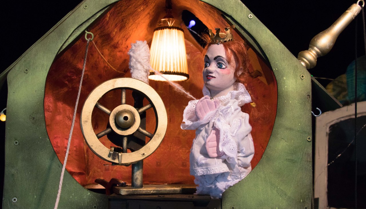 © TOG (aus dem Stück "Dornröschen und Fräulein Lieselotte" von Theater Maskotte; Foto: Hans Wander und Hektor Bazo)