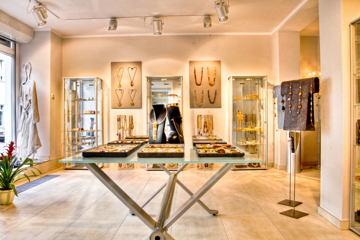 De galerie presenteert sieraden en sculpturen gemaakt van barnsteen. // &copy; Uta Erischson