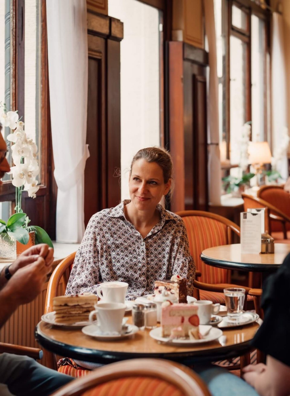 Kaffe og kage blandt venner p&aring; Caf&eacute; Prag i Schwerin