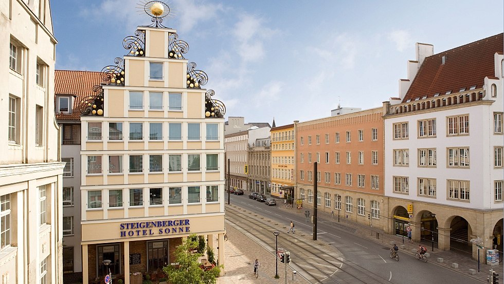 In bester Innenstadtlage begrüßt das Steigenberger Hotel Sonne seine Gäste aus aller Welt. // © Steigenberger Hotel Sonne In bester Innenstadtlage begrüßt das Steigenberger Hotel Sonne seine Gäste aus aller Welt. // © Steigenberger Hotel Sonne