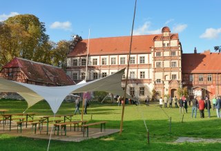 Der Innenhof des Schlosses Gadebusch bei einer Veranstaltung. // © Tourismusverband Mecklenburg-Schwerin e.V. Der Innenhof des Schlosses Gadebusch bei einer Veranstaltung. // © Tourismusverband Mecklenburg-Schwerin e.V.