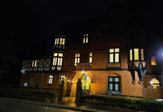Das erleuchtete neogotsiche Möckelhaus zur Kulturnacht 2025. // © Stadt- und Bädermuseum Bad Doberan Das erleuchtete neogotsiche Möckelhaus zur Kulturnacht 2025. // © Stadt- und Bädermuseum Bad Doberan