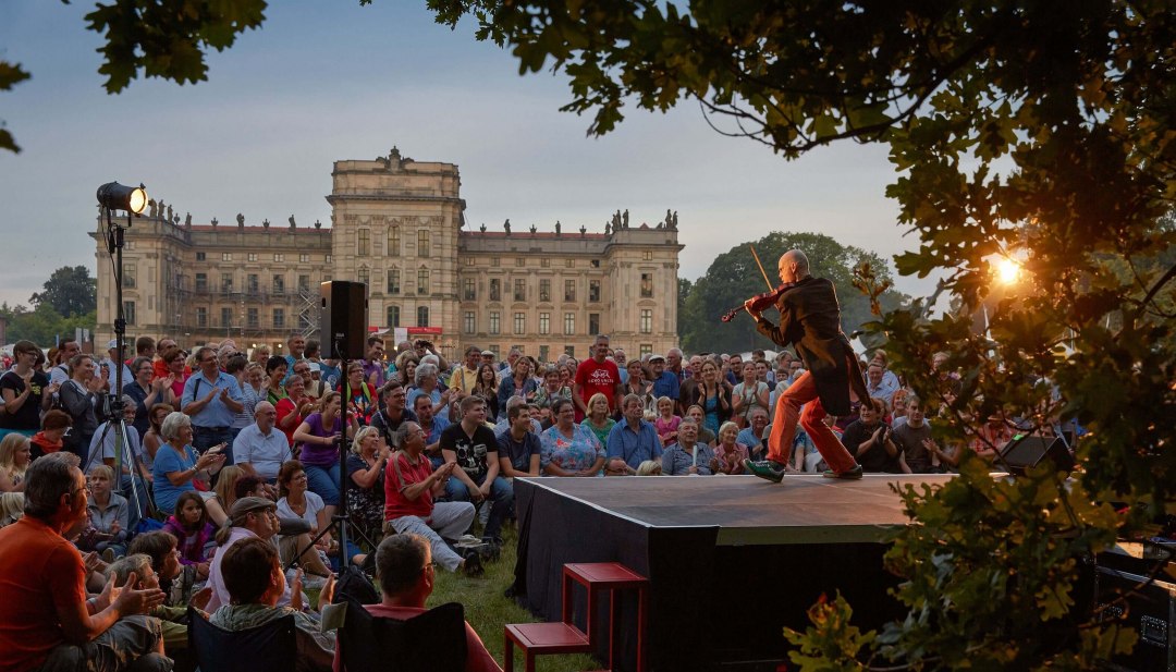 Der barocke Schlosspark von Ludwigslust ist seit 1995 jedes Jahr im August der Hauptdarsteller, wenn auf &uuml;ber 20 B&uuml;hnen internationale K&uuml;nstler zu erleben sind. Mit Artistik und Akrobatik, Comedy und Clownerie, Masken und Marionetten, Puppenspiel und Pantomime unterhalten und verzaubern sie das Publikum. 