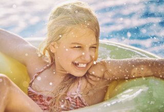 Mädchen im Schwimmring // © Pocha Burwitz Mädchen im Schwimmring // © Pocha Burwitz