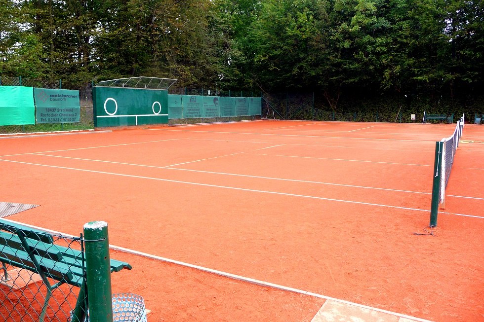 Au&szlig;enbereich der Tennisanlage // &copy; Sabrina Wittkopf-Schade