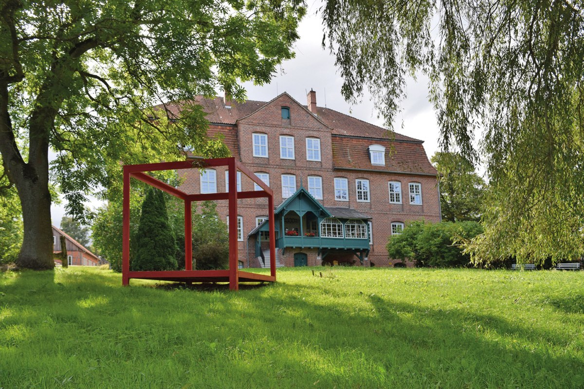 Kunst in de tuin van het K&uuml;nstlerhaus Schloss Pl&uuml;schow // &copy; Schloss Pl&uuml;schow