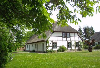 Die Alte Ausspanne mit der letzten Rübe, die über die Bahnstrecke mit der alten Rübenbahn zum Tessiner Bahnhof gebracht wurde. // © Förderverein der Heimat- und Kulturpflege Walkendorf Die Alte Ausspanne mit der letzten Rübe, die über die Bahnstrecke mit der alten Rübenbahn zum Tessiner Bahnhof gebracht wurde. // © Förderverein der Heimat- und Kulturpflege Walkendorf
