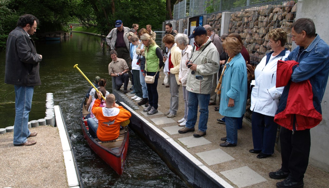 Schaulustige beobachten die Erstbefahrung des Fisch-Kanu-Pass, © REGiO Nord mbH Schaulustige beobachten die Erstbefahrung des Fisch-Kanu-Pass, © REGiO Nord mbH