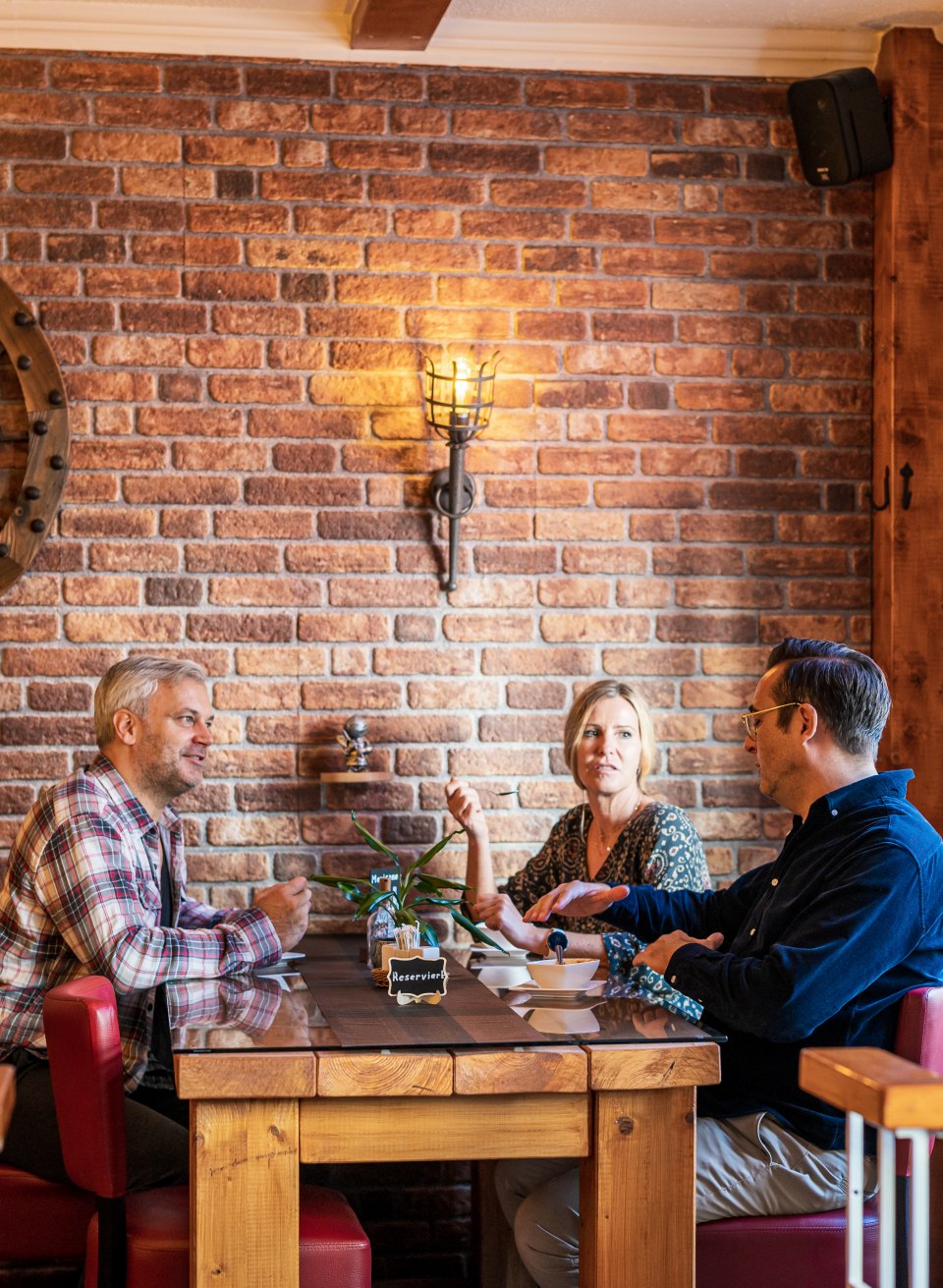 Gäste sitzen im Restaurant Ritter Runkel und essen Vorspeise // Die Locations wechseln bei den Rundgängen von „Eat the World“ – das Restaurant Ritter Runkel mit seiner regionalen Küche ist aber oft dabei // © MV-T/Tiemann Gäste sitzen im Restaurant Ritter Runkel und essen Vorspeise