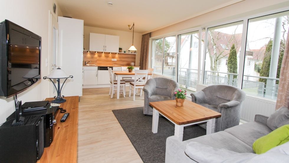 Wohnzimmer- und Küchenansicht einer H&P Ferienresidenz, © H & P Touristik GmbH