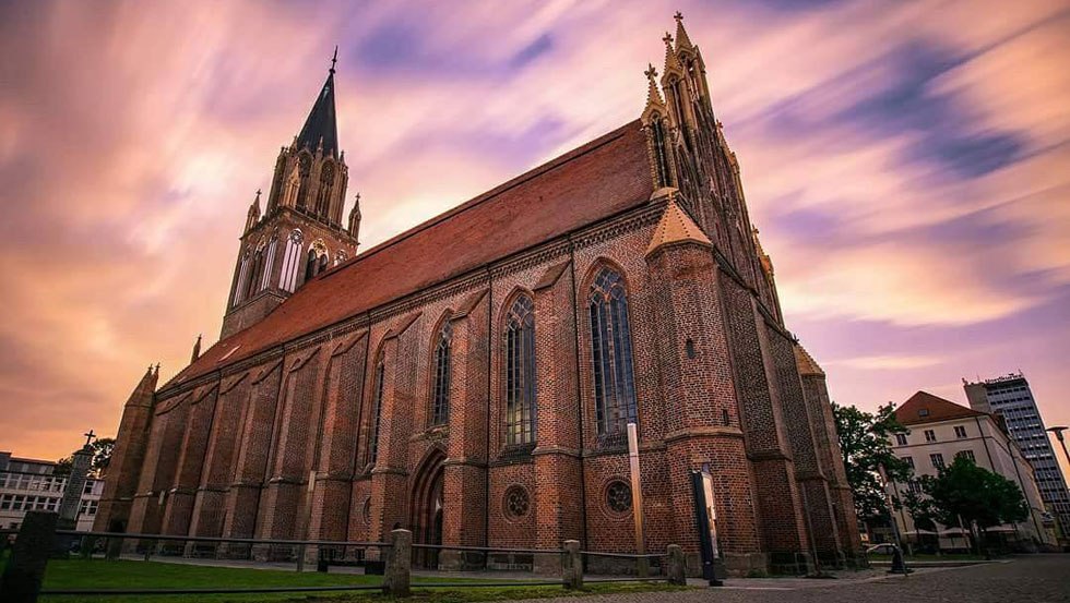 Blick auf die Konzertkirche Neubrandenburg // &copy; Carsten Schnee Photography